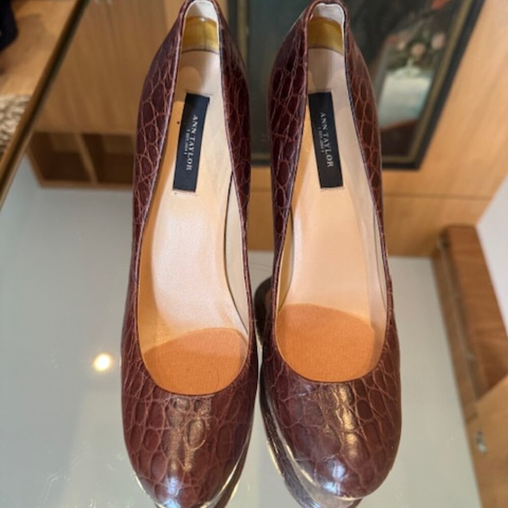 Pre-Loved Ann Taylor Brown Crocodile Print Leather Pumps - Women's Size 7.5